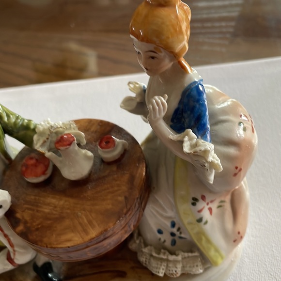 Porcelain statue. - Picture 4 of 6